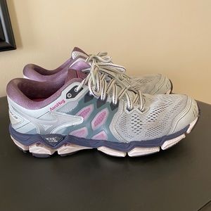 Mizuno women’s Wave Horizon 3